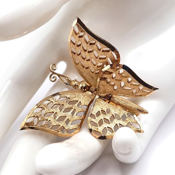 Vintage Gold Butterfly Brooch, Articulated Wings, Filigree Mid-Century Jewelry - Picture 1 of 10